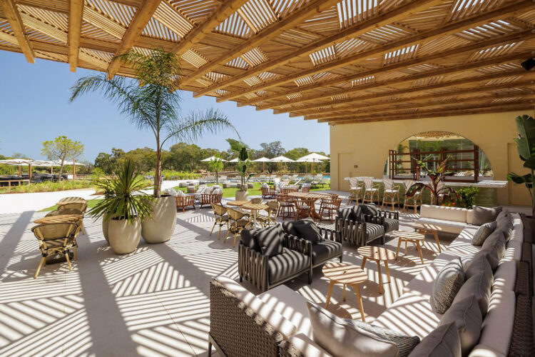 Terrasse mit Blick in den wunderschönen Garden